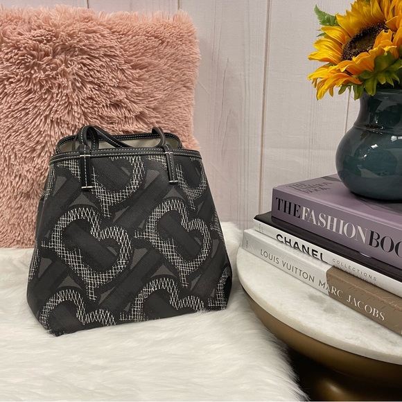 Burberry Graphite Beach Tote - Picture 2 of 9